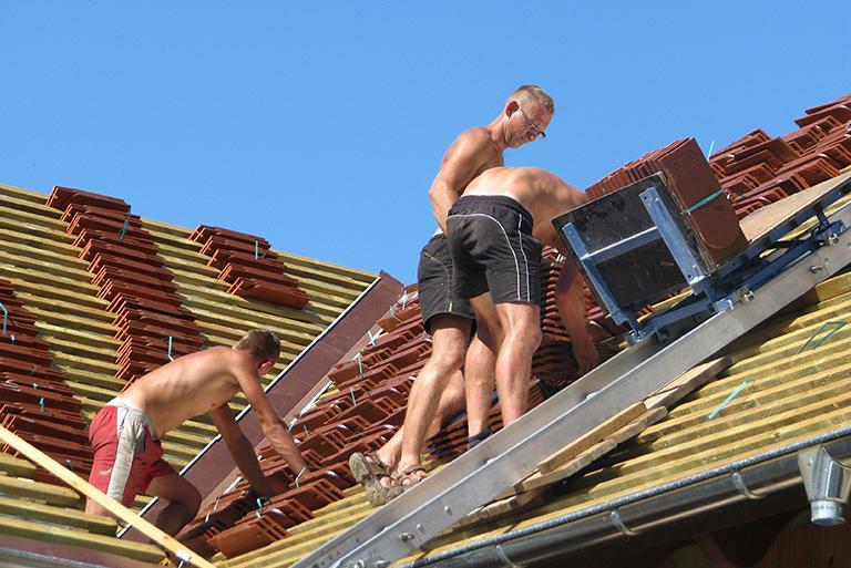 Pracownicy układający dach